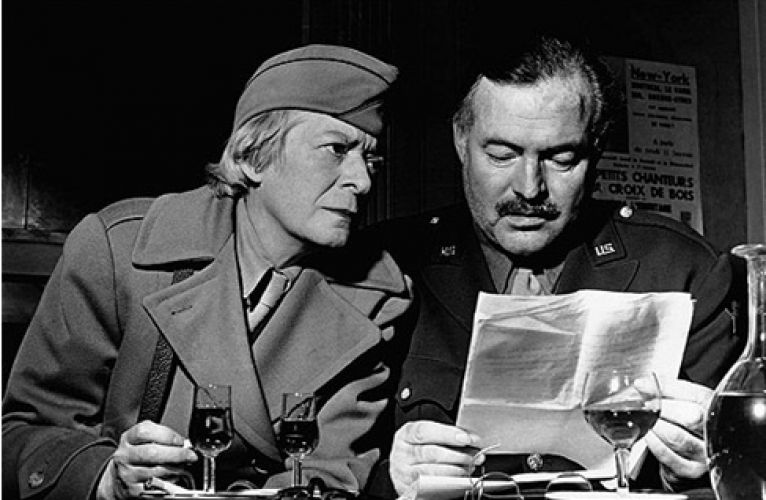  Janet Flanner y Ernest Hemingway, ambos con uniforme militar, en París durante la Segunda Guerra Mundial..