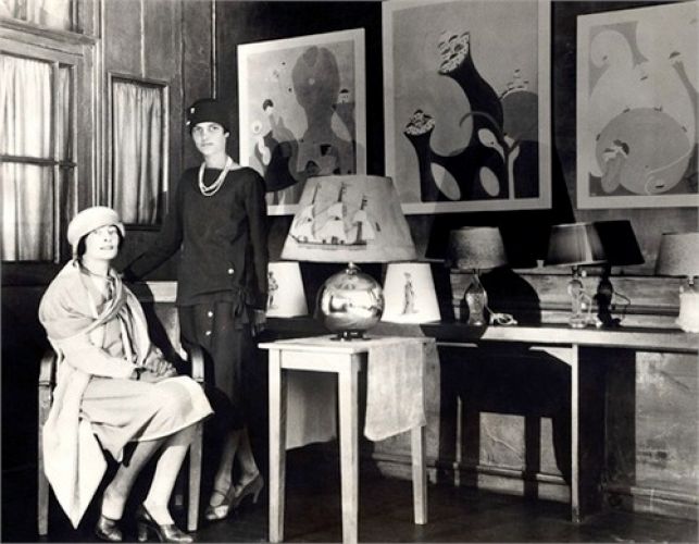  Peggy Guggenheim (a la derecha) en la tienda de lámparas de Mina Loy (izquierda).