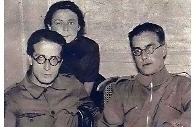 Maria Osten con Mijail Koltsov y otro oficial soviético